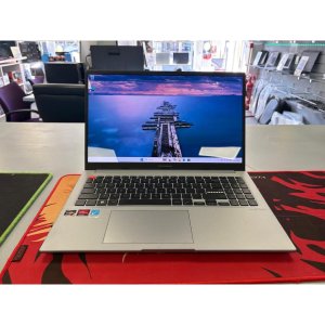 Asus VivoBook M3502QA AMD Ryzen 5 5600H 16gb Memory 512gb SSD 15.6In 3k OLED Screen